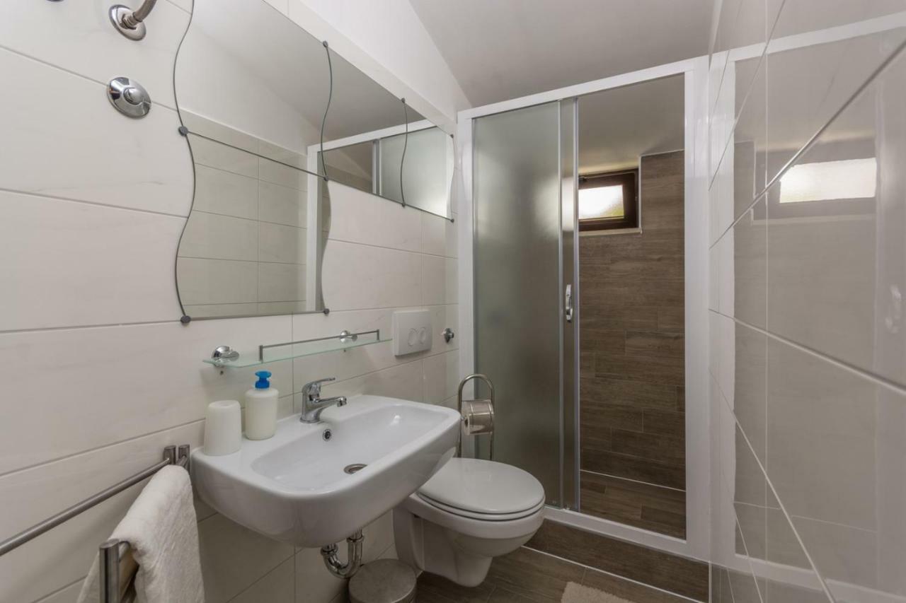 Apartments Radmila โปเรช ภายนอก รูปภาพ